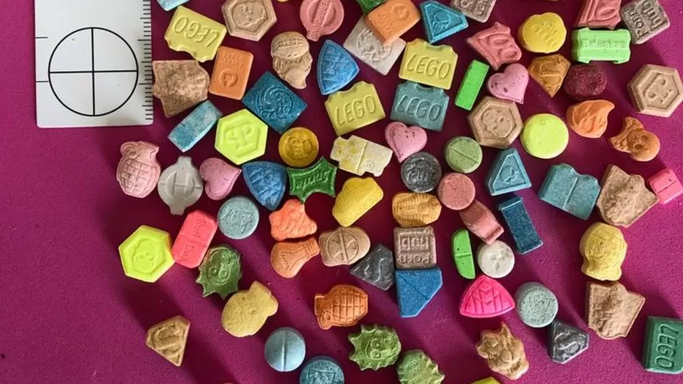 Distintas formas y colores de éxtasis en comprimidos